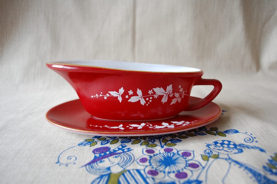 JAJ Pyrex Hawthorn gravy boat in claret red RetroSpectro